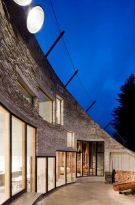 uma casa enterrada na montanha
