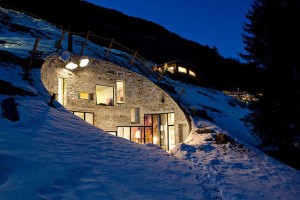uma casa enterrada na montanha