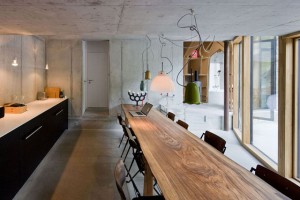 uma casa enterrada na montanha