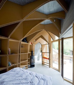 uma casa enterrada na montanha