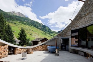uma casa enterrada na montanha