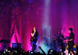 Alanis no Chevrolet Hall